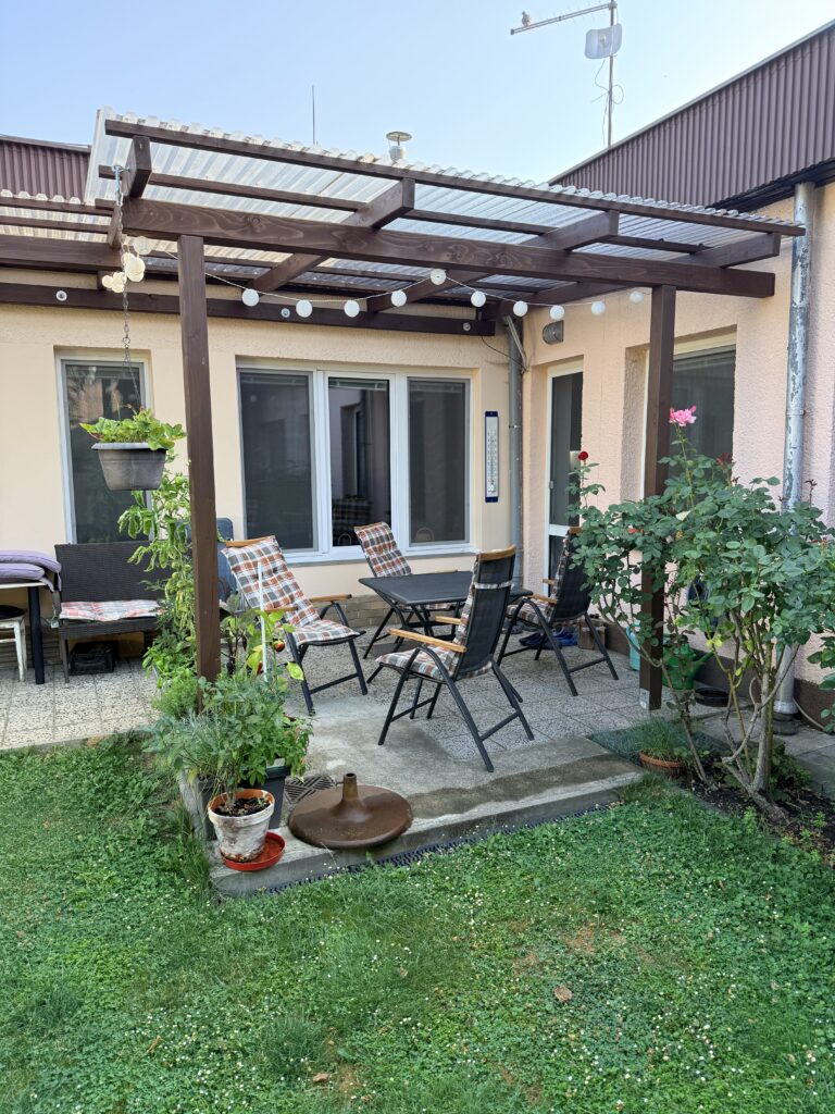 Pergola u bungalovu