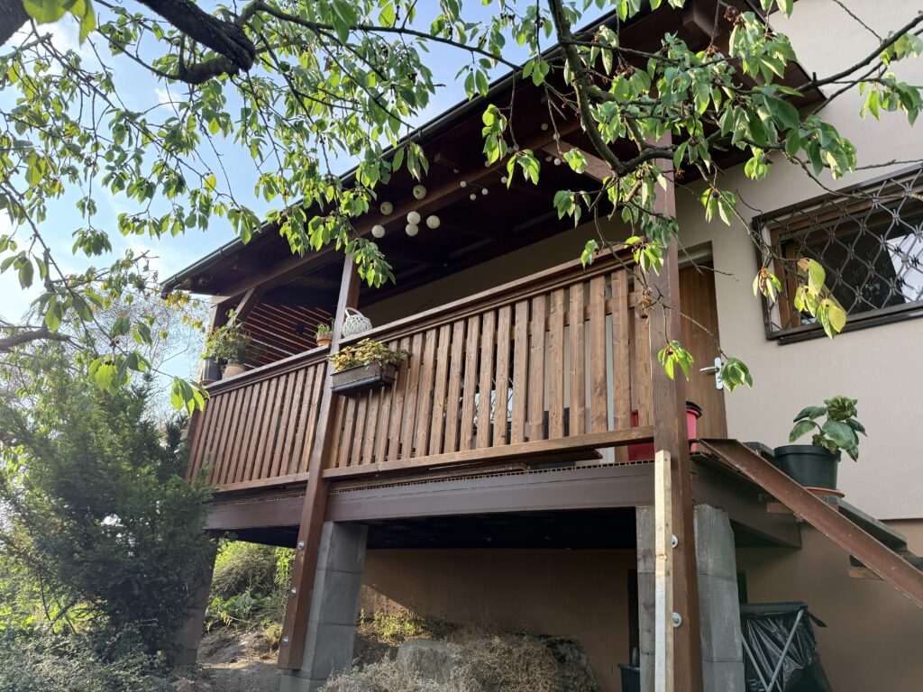 Zastřešený a zavětrovaný balkón u chaty