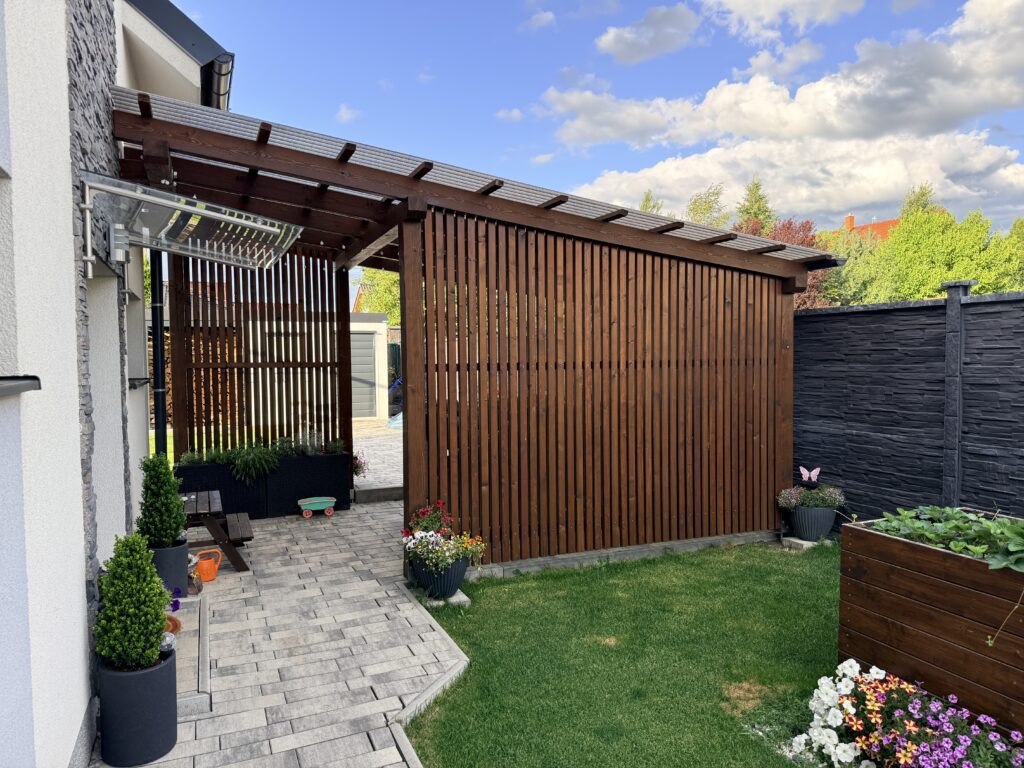 Pergola u moderního rodinného domu