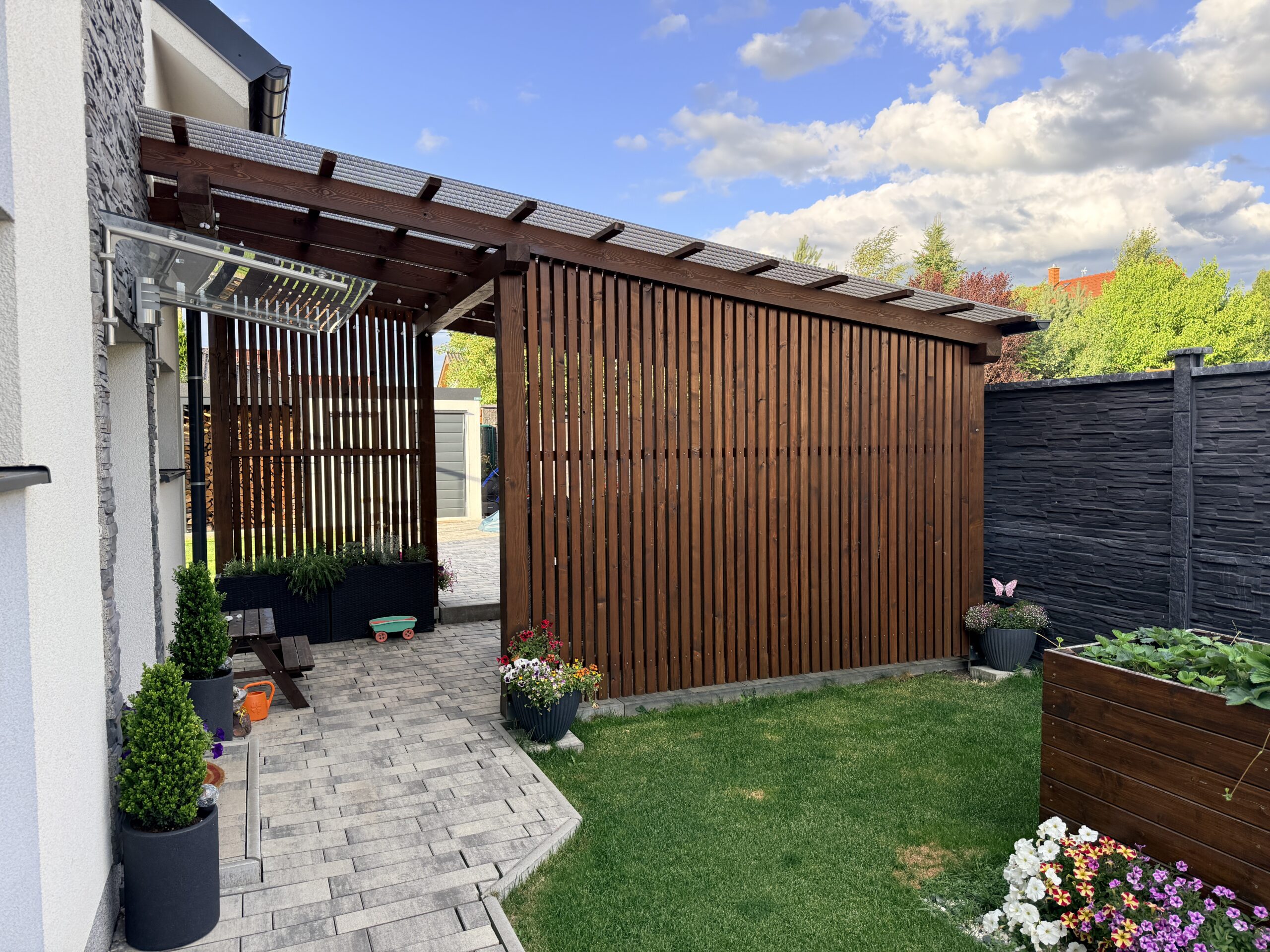 Pergola u moderního rodinného domu