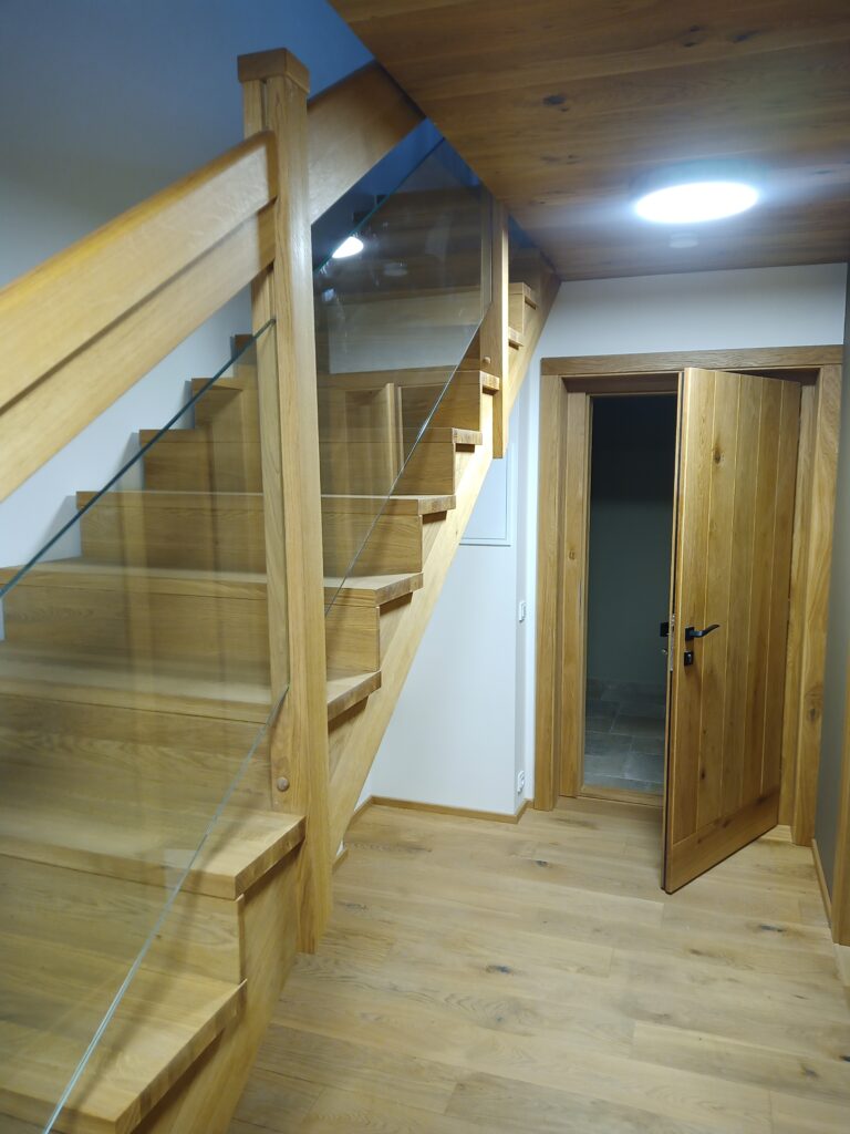 Schody z masivu s proskleným zábradlím