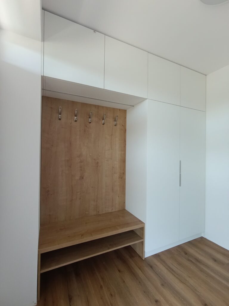 Nábytek do předsíně světlý a moderní2