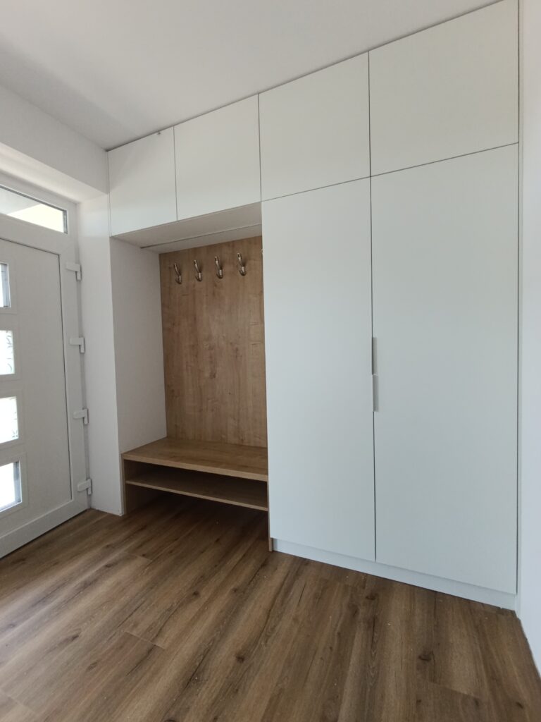 Nábytek do předsíně světlý a moderní1